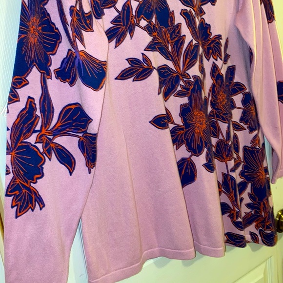 ISAAC MIZRAHI SZ XL . NWOT Sweater with floral design. One side is longer . - Picture 5 of 12